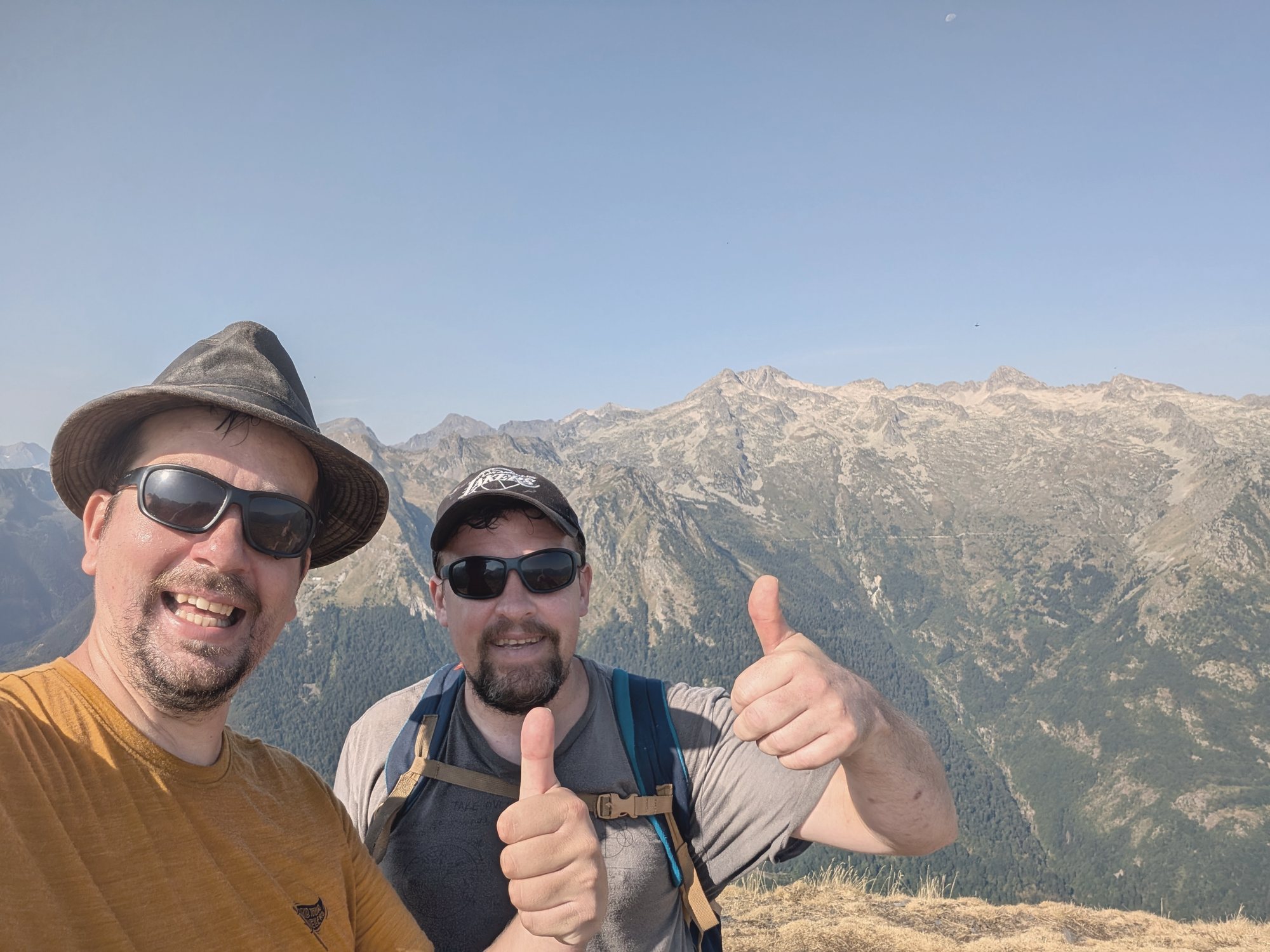 Hervé et Antoine, pouces levés, devant les montagnes
